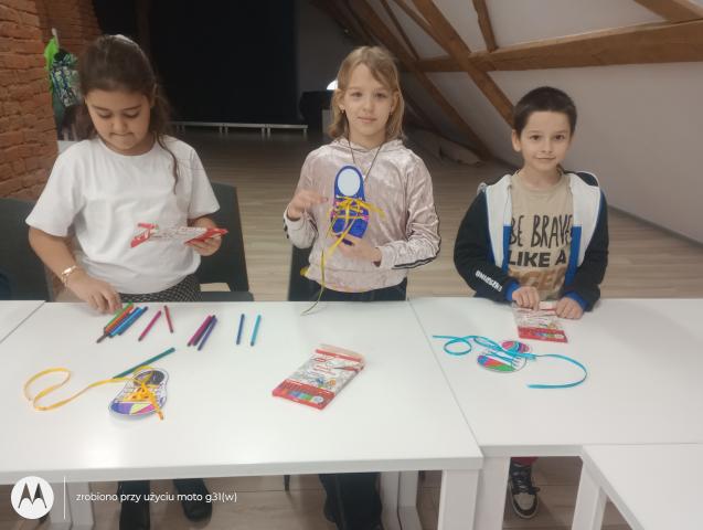 Trudna sztuka wiązania butów.