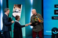 Cezary Harasimowicz odbiera nagrodę. Foto: Wojewódzka Biblioteka Publiczna i Centrum Animacji Kultury.