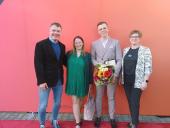 Dyrektor biblioteki w Zdunach, Joanna Lepczyńska z nominowanym Sławkiem Gortychem oraz przedstawicielami instytucji kultury.
